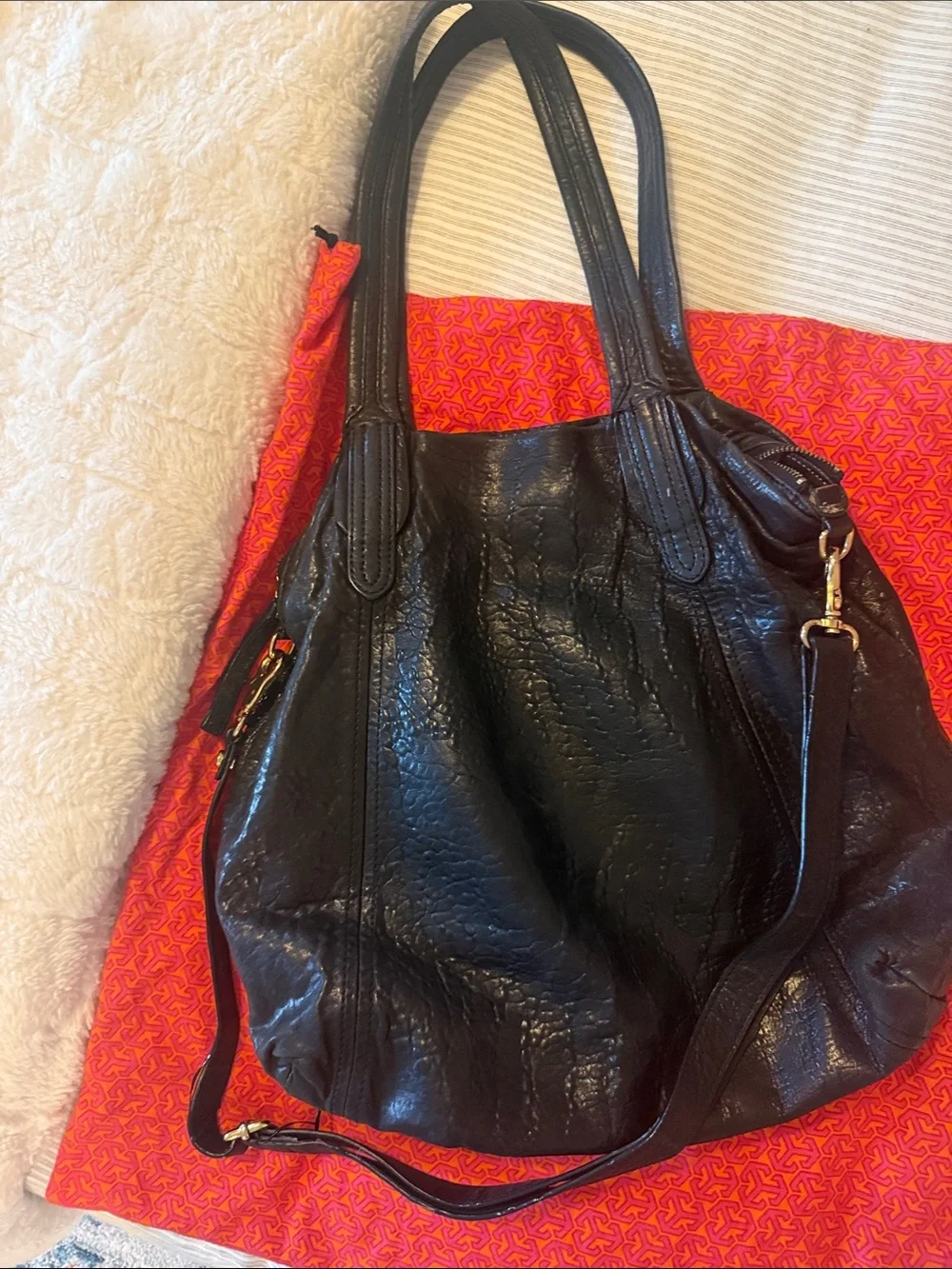 Tory Burch Black Leather Shoulder Bag with Logo Accent